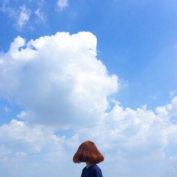女孩祈祷安好背景图片 
