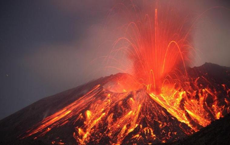 火山爆发  