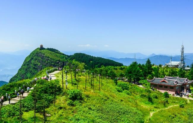 景色秀丽的峨眉山图片
