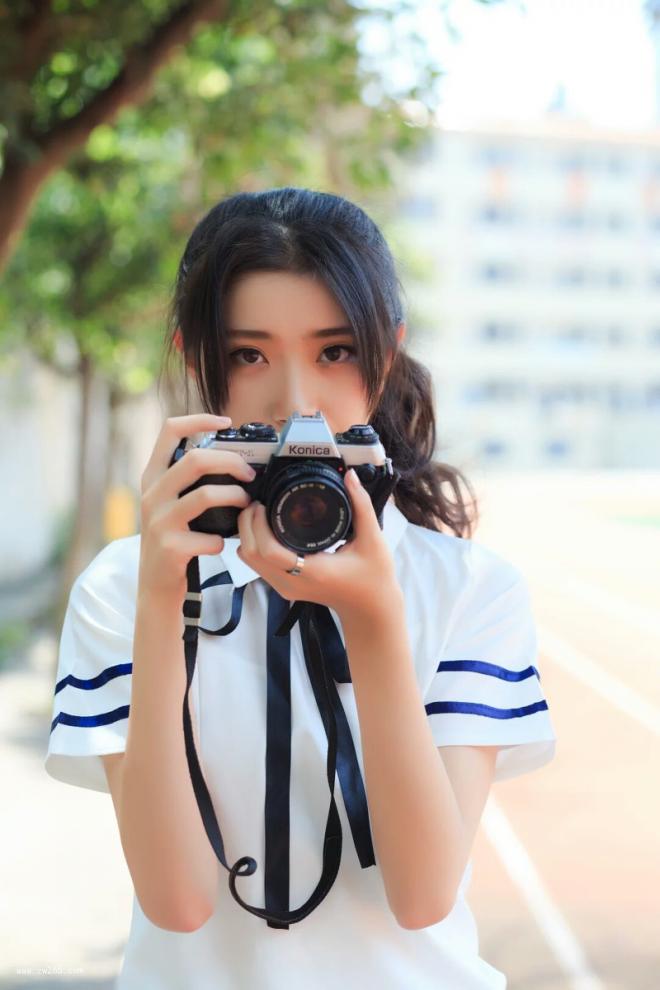 微笑女孩背景图片 