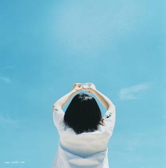 女孩祈祷安好背景图片 