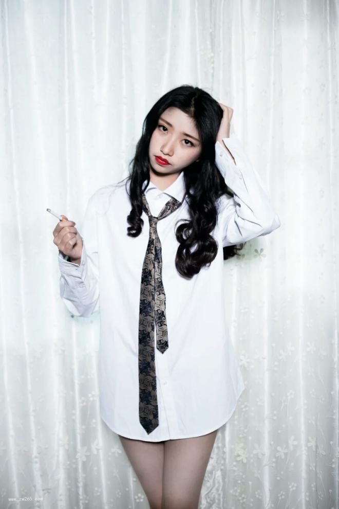 微笑女孩背景图片 