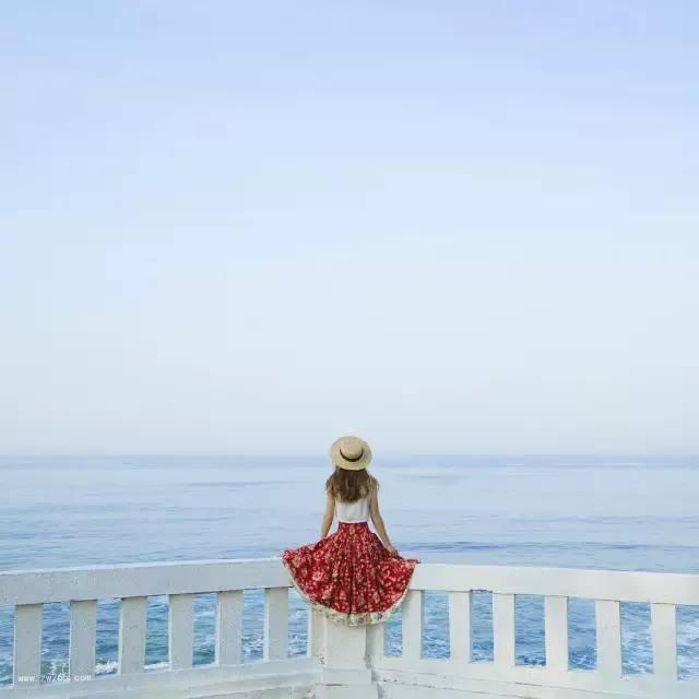 女孩祈祷安好背景图片 