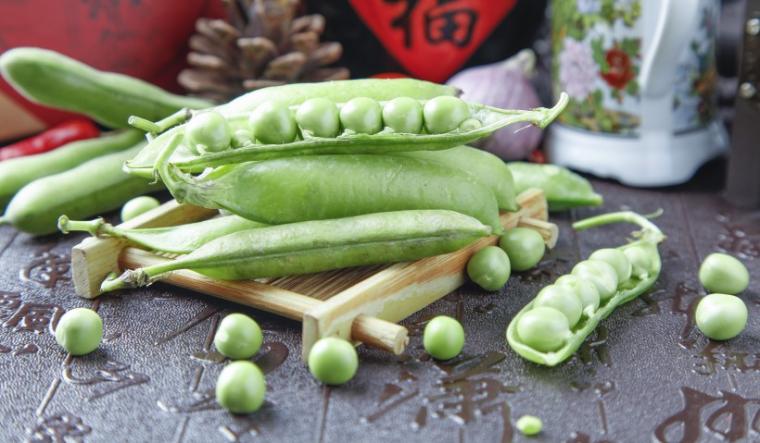 剥开的鲜嫩青豌豆图片