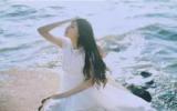海边女生踏步唯美图片